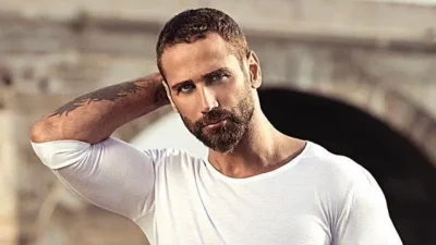 Azerbaycanlı sunucu Hoşkedem Hidayetkızı ile evli olan ünlü şarkıcı Doğuş,