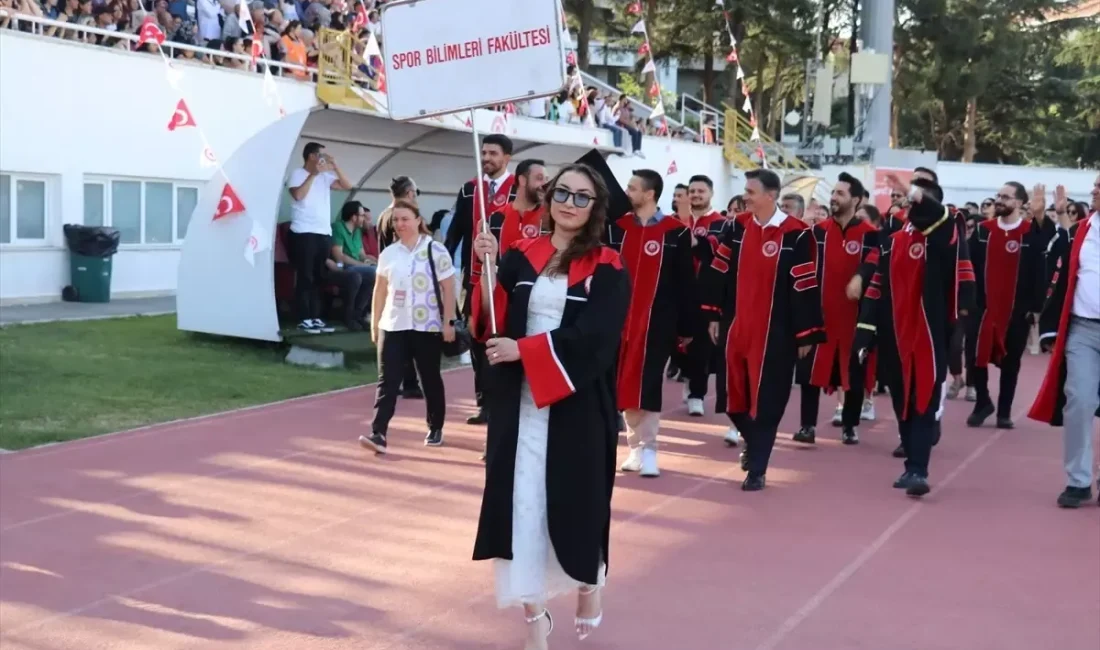Isparta’da Süleyman Demirel Üniversitesi mezuniyet töreni, binlerce öğrencinin ve davetlinin