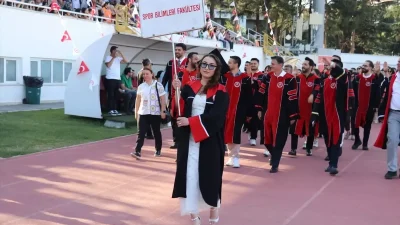 Isparta’da Süleyman Demirel Üniversitesi mezuniyet töreni, binlerce öğrencinin ve davetlinin