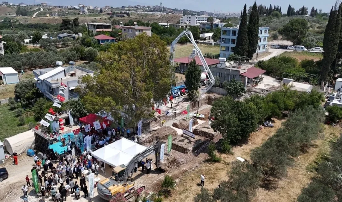 Hatay’ın Defne ilçesine bağlı Aşağıokçular Mahallesi’nde, Türkçe, Almanca ve İngilizce