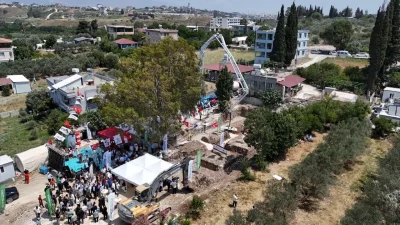 Hatay’ın Defne ilçesine bağlı Aşağıokçular Mahallesi’nde, Türkçe, Almanca ve İngilizce