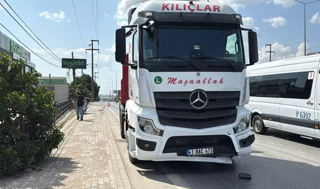 Kocaeli’nin Gebze ilçesinde meydana gelen trafik kazasında bir otomobil devrildi.