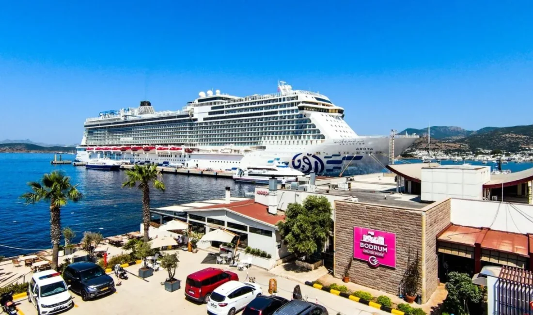 Malta bayraklı kruvaziyer gemisi AROYA Cruises, Muğla'nın Bodrum ilçesine ilk