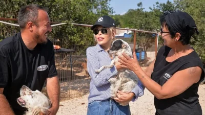Sahnelerin vazgeçilmez sesi Süperstar Ajda Pekkan, Bursa’da hayvan sevgisini gösterdi.