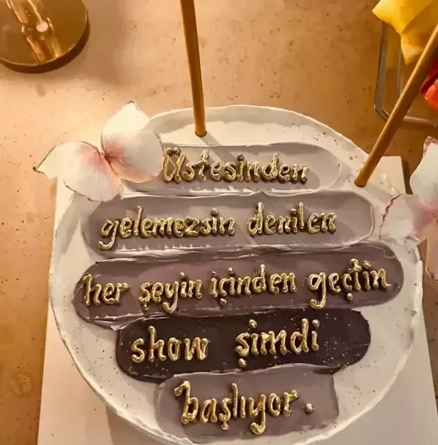 Başrollerini Çağatay Ulusoy ve Demet Özdemir’in paylaştığı sevilen dizi “Eşref