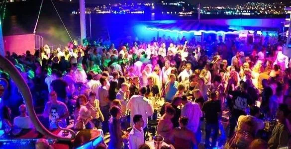 Muğla’nın Marmaris ilçesinde, eğlence mekanlarına yönelik denetimler devam ediyor. Sosyal