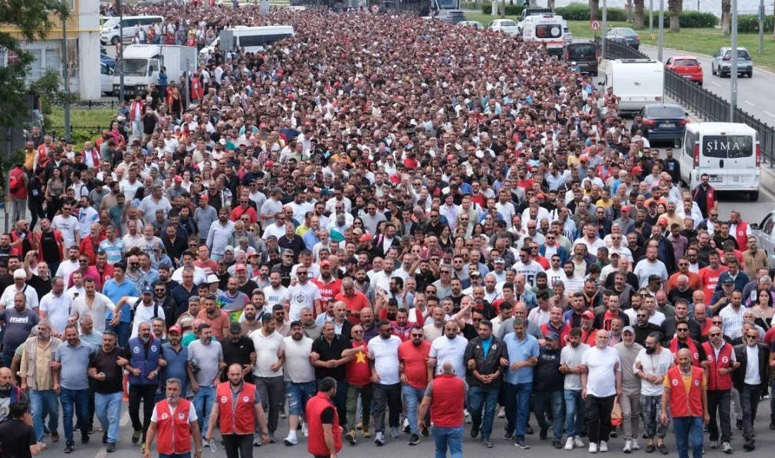 İzmir’in Buca ilçesinde, Buca Belediyesi çalışanlarının maaşlarını düzenli alamadıkları gerekçesiyle