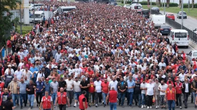 İzmir’in Buca ilçesinde, Buca Belediyesi çalışanlarının maaşlarını düzenli alamadıkları gerekçesiyle