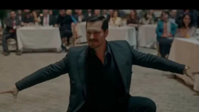 Eşref Rüya dizisinin 12. bölümünde Eşref karakterinin zeybek oynayarak aşkını