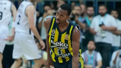 Fenerbahçe Beko formasıyla üç kupa kaldıran Errick McCollum, sürpriz bir