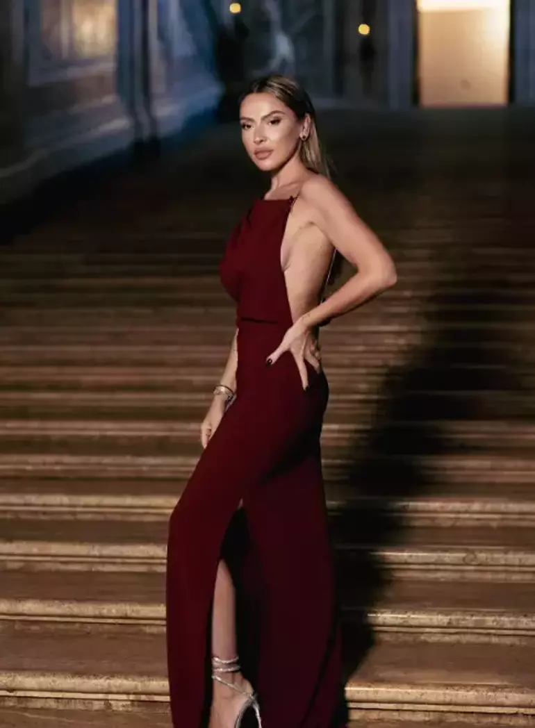 Hadise’den İtalya’da Olay Poz! Sharon Stone ile Aynı Kareyi Paylaştı, Sosyal Medya Yıkıldı