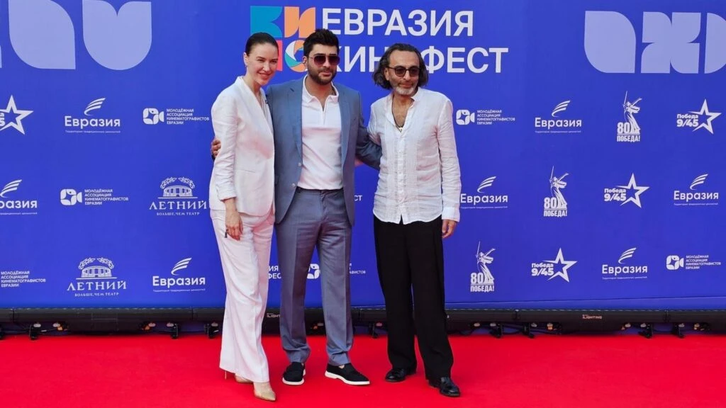 Kızılcık Şerbeti’nin Fatih’i Rusya’da Fırtına Gibi Esti! Doğukan Güngör Avrasya Film Festivali’nde Onur Konuğu Oldu