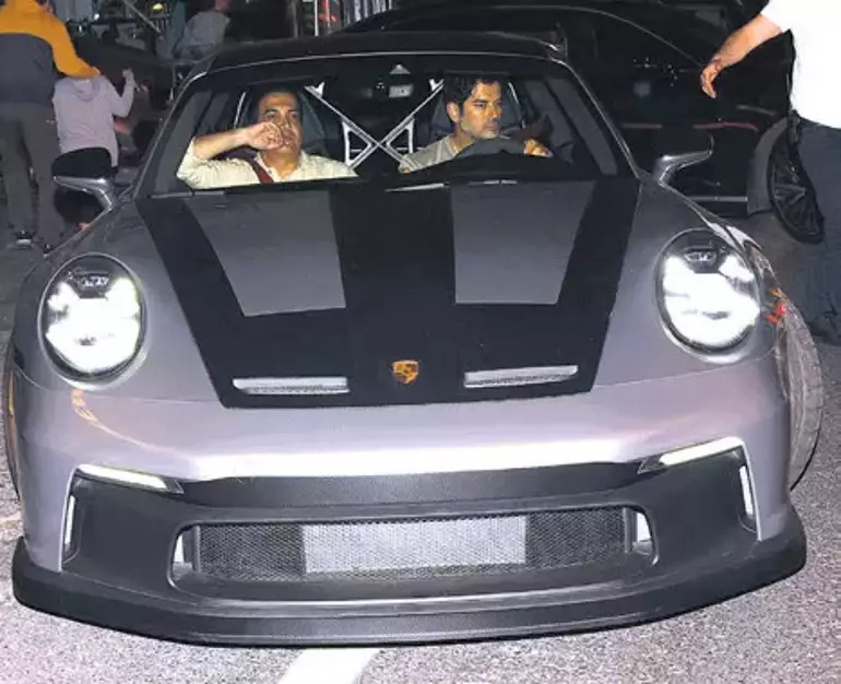 Lüks Garajına Yeni Üye: Burak Özçivit’ten Dudak Uçuklatan Otomobil Hamlesi!