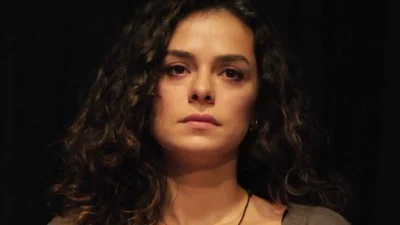 Özge Özpirinççi, Gold Film imzalı "Sakıncalı" dizisiyle ekranlara dönüyor! İşte