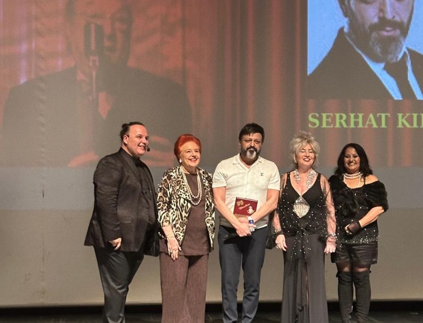Serhat Kılıç, tek kişilik oyunu “Kırık Plak”la Üstün Akmen Tiyatro