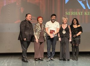 Serhat Kılıç, tek kişilik oyunu “Kırık Plak”la Üstün Akmen Tiyatro