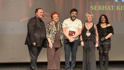 Serhat Kılıç, tek kişilik oyunu “Kırık Plak”la Üstün Akmen Tiyatro