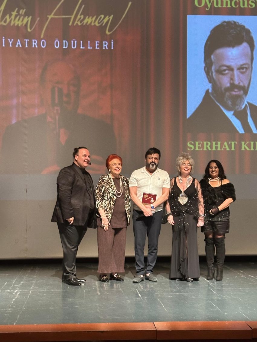 Serhat Kılıç “Kırık Plak”la Sahnenin Zirvesinde: Üç Ödülle Duygusal Anlar Yaşattı