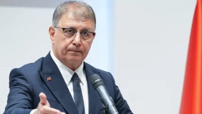 İzmir Büyükşehir Belediye Başkanı Cemil Tugay, belediyede çalışan 1030 kişiyle