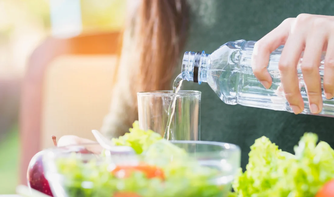 Su diyeti nedir? Hızlı kilo verdirir mi? Limonlu ve tarçınlı