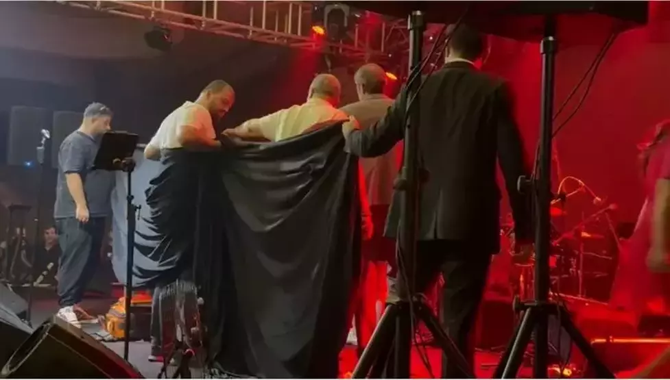 Ünlü Sanatçı Sevcan Orhan Sahnede Fenalaştı! Ağabeyinden Sağlık Durumu Açıklaması