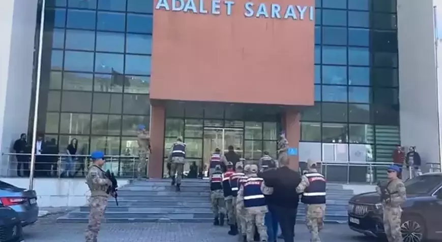 
DEAŞ terör örgütüne karşı 47 ilde düzenlenen operasyonlarda 298 şüpheli