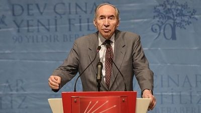 Gazeteci ve siyasetçi kimliğiyle tanınan Altan Öymen, Türk siyasetinde ve