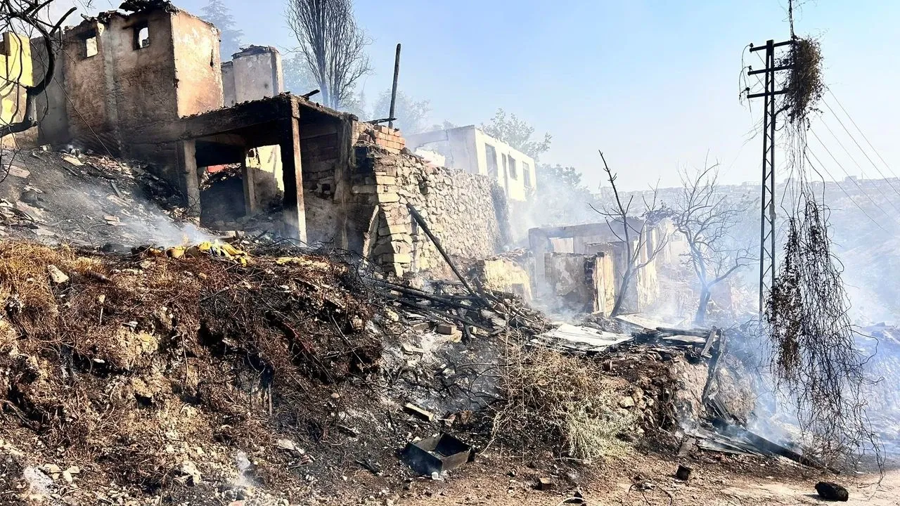 Ankara Mamak Yangını Söndürüldü Mü? Gecekondulara Sıçrayan Alevlerin Son Durumu