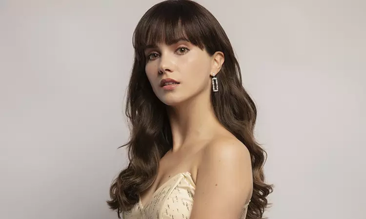 “Ayşe Tatile Çıktı” filminin Aysel Öğretmen'i Almila Ada Kimdir? Türk mü, Kaç Yaşında, Evli mi, Nereli?