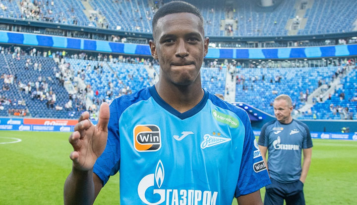Beşiktaş, Zenit forması giyen 21 yaşındaki Brezilyalı stoper Robert Renan