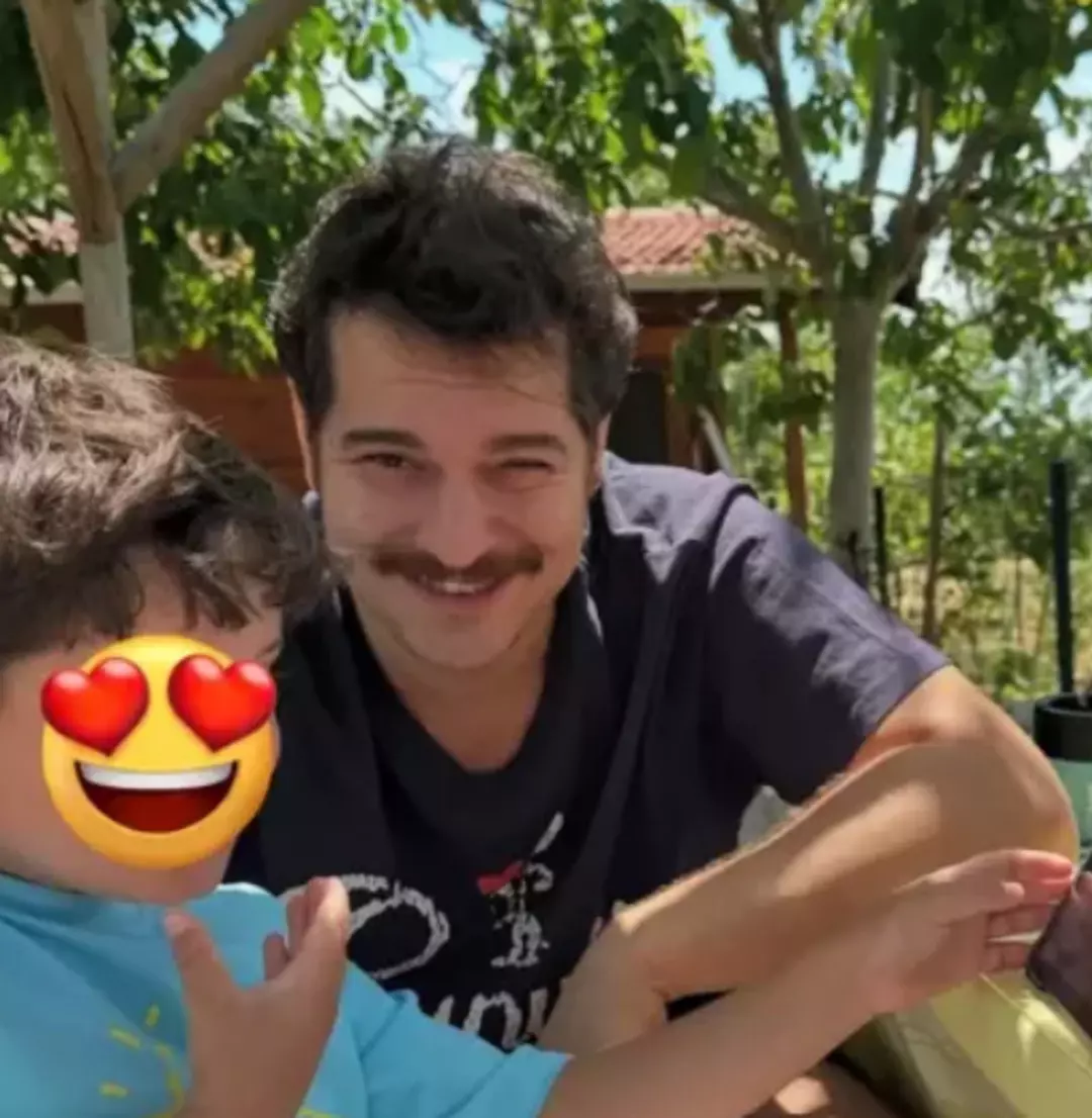 Bıyık Modası Çağatay’la Geri Döndü! Yeni Hali Retro Filmleri Aratmadı