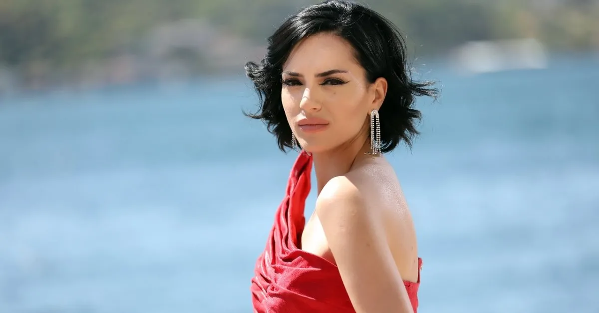 “Bize Bir Şey Olmaz” Dizisinin “HARE”si Sera Kutlubey Kimdir? Kaç Yaşında, Nereli, Sevgilisi Kim, Nasıl Ünlü Oldu?