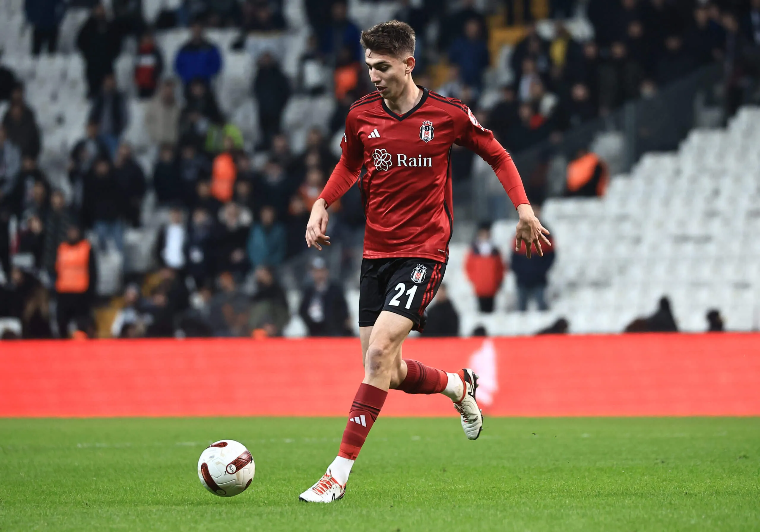 Demir Ege Tıknaz Kimdir? Türk Futbolunun Yükselen Yıldızı