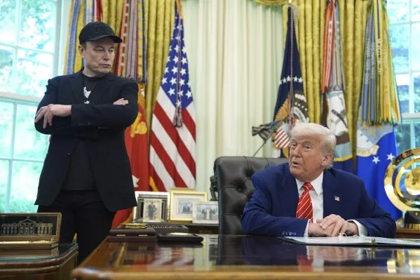 ABD Başkanı Donald Trump, Florida'daki bir göçmen gözaltı merkezini ziyaret
