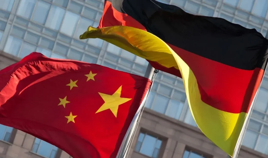 Berlin’de düzenlenen ortak basın toplantısında konuşan Çin Dışişleri Bakanı Vang
