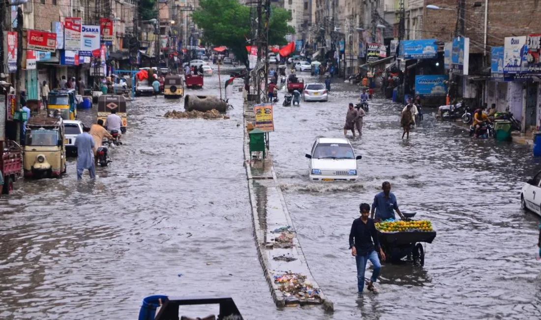 Pakistan’ın çeşitli bölgelerinde etkili olan şiddetli muson yağmurları felaketi beraberinde