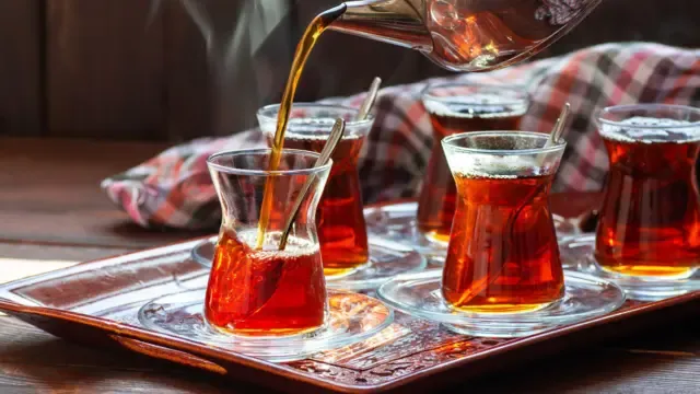 Türkiye’de günlük yaşamın vazgeçilmezi olan çay, sanıldığı kadar masum olmayabilir.