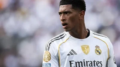 Real Madrid’in genç yıldızı Jude Bellingham, çarşamba günü Londra’da omuz