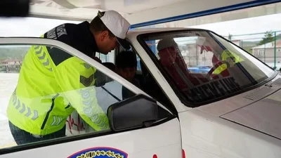 Erzurum İl Jandarma Komutanlığı trafik ekipleri, vatandaşlara emniyet kemerinin önemini