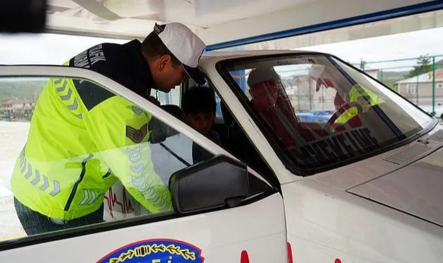 Erzurum İl Jandarma Komutanlığı trafik ekipleri, vatandaşlara emniyet kemerinin önemini