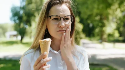 Dondurma yemek veya çok soğuk içecekler tüketmek bazı insanlarda dayanılmaz