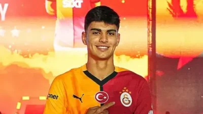 Galatasaray’ın hazırlık kampında performansıyla dikkat çeken 18 yaşındaki genç stoper
