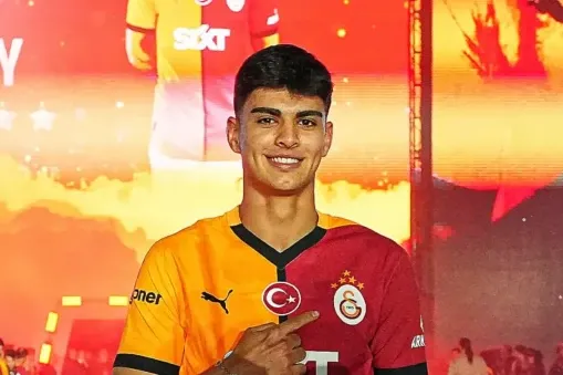 Galatasaray’ın hazırlık kampında performansıyla dikkat çeken 18 yaşındaki genç stoper