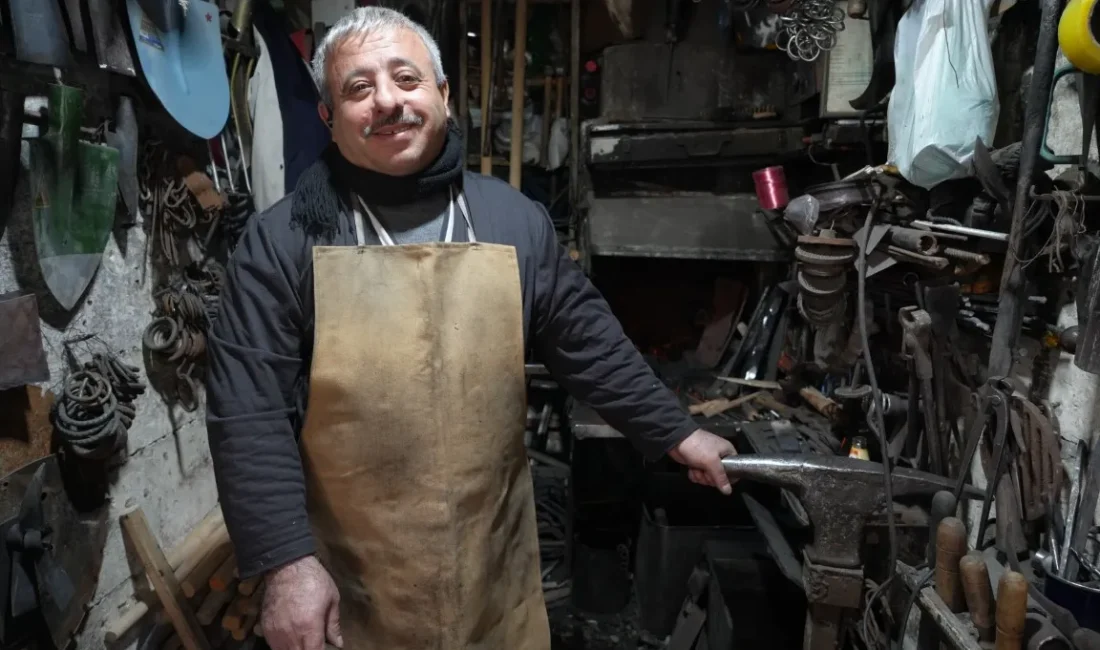 Kilis’te 28 yıldır sıcak demircilik yapan Mehmet Kemal Etçi, 40