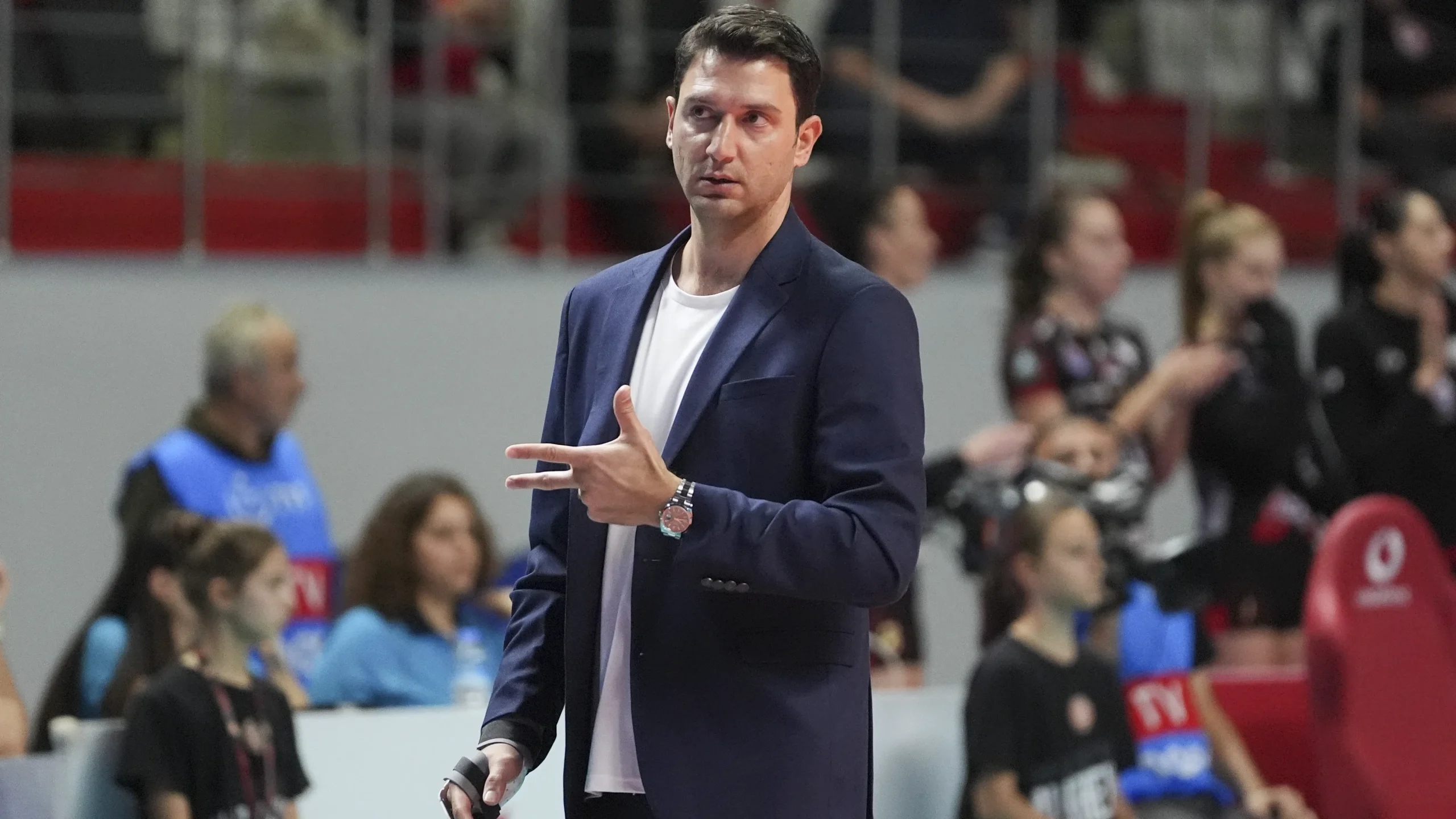 Ferhat Akbaş Kimdir? Japonya Kadın Milli Voleybol Takımı'nın Yıldız Antrenörü