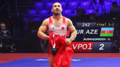 Feyzullah Aktürk hangi kulüpte güreşiyor ve kaç kez başpehlivan oldu?