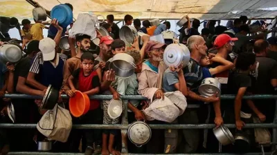 İsrailli asker, Gazze’ye gönderilen binlerce yardım paketinin güneşte bekletilip imha