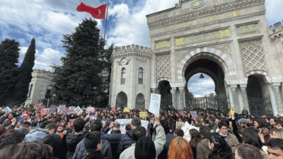 İstanbul Üniversitesi’nde Ekrem İmamoğlu’nun diplomasının iptali kararına karşı öğrenciler mezuniyet