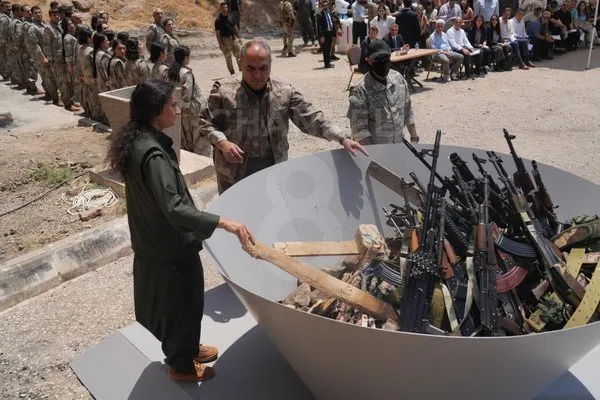 PKK Silahlarını Yakarak Bıraktı! Irak’ta Barış İçin Tarihi Görüntüler
