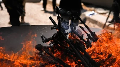 PKK Irak'ın Süleymaniye kentinde sembolik törenle silahlarını yaktı. 40 yıllık